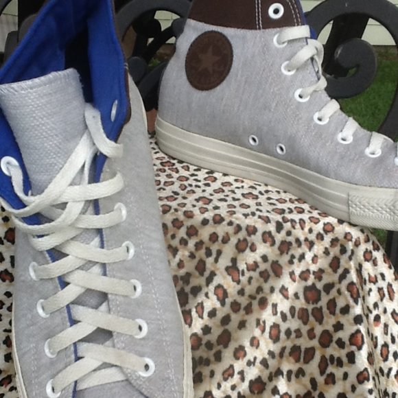 Converse Other - EUC CTAS Classic Chuck Taylor Converse Hi-SWEATSHIRT (9M/11W) Converse ☆